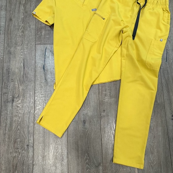 Figs Scrubs sets! 16 sets in total. - Picture 2 of 16